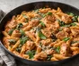 Panerede kyllingfileter med tomatsovs, smeltet mozzarella og spaghetti på en bageplade