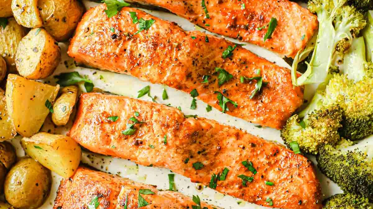 Laksefileter med kartofler og citron på en bageplade