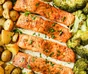 Laksefileter med kartofler og citron på en bageplade