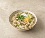 Hvid kyllingechili med hvide bønner, grøn peberfrugt, cremefraiche, cheddar, koriander, lime og tortillachips